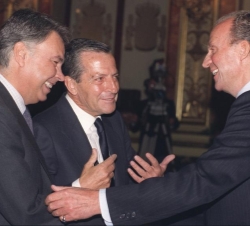 El Rey Juan Carlos conversa con los ex presidentes del Gobierno, Adolfo Suárez y Felipe González, durante la solemne sesión de apertura de la VI Legis